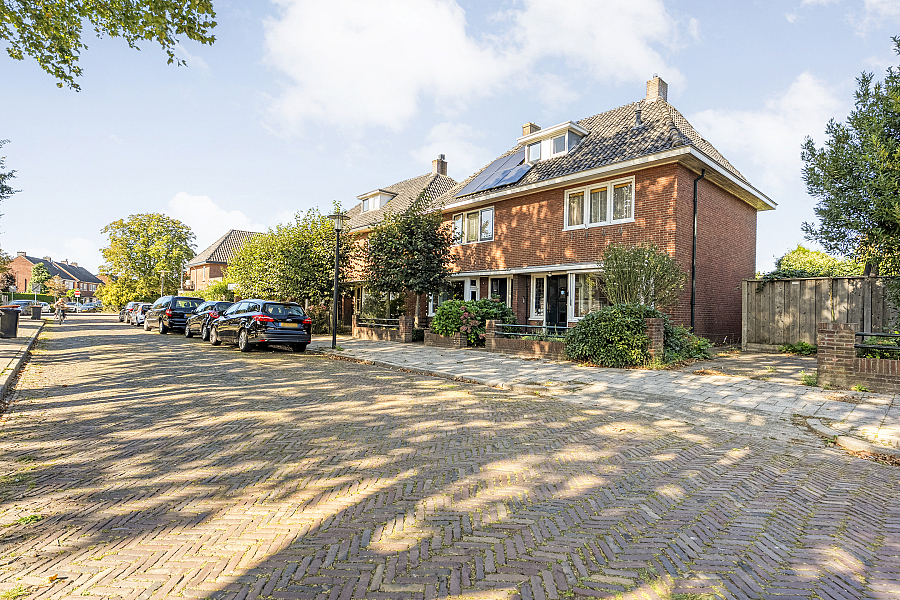 Twee-onder-één-kap te koop: Waarbekenplein 4, Hengelo